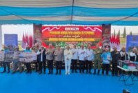 Para petani dari sejumlah kelompok tani menerima bantuan sosial dari Wakapolri Komjen Pol. Prof. Dr. H. Dedi Prasetyo.