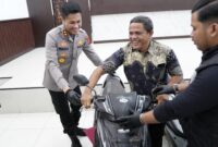 Kapolres Indramayu saat menyerahkan sepeda motor kepada Rundija pemilik motor yang hilang dicuri. 