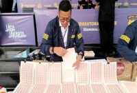 Dalam pengungkapan tersebut, polisi mengamankan lebih dari 3,4 juta keping meterai ilegal beserta mesin produksi dan bahan baku.