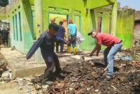 Bacalon Kades) Tanjungsiang, Endang Suherman, menyampaikan keprihatinannya terhadap musibah kebakaran yang menimpa warga di Kampung Cikadu, Desa Tanjungsiang. Poto. Deltanusantara.com