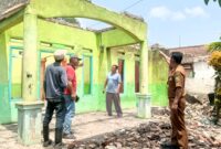 PJ Kades Tanjungsiang Anda Arif turut didampingi Bakal Calon Kepala Desa Tanjungsiang Suherman, Ketua BUMDes Tanjungsiang.