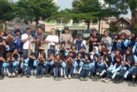 SMAN 1 Cisalak bersama  Forkopincam Cisalak melaksanakan aksi bersih-bersih di Alun-alun Kecamatan Cisalak  memperingati World Cleanup Day (WCD) 2026. Poto. Deltanusantara.com.