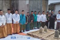 Foto Ketua, para pengurus Majelis Wakil Cabang Nahdlatul Ulama (MWCNU) dari setiap kecamatan, Muslimat NU, Fatayat NU, IPNU, IPPNU, serta Ansor dan Banser saat dilokasi Ziarah. 
