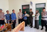 Kapolsek Cisalak bersama Camat Cisalak menyerahkan tumpeng dan kue sebagai bentuk ucapan selamat sekaligus mempererat hubungan antara TNI, Polri dan unsur pemerintahan di wilayah Kecamatan Cisalak.