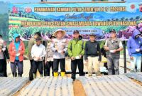 Kapolda Jabar, Irjen Pol. Hengki, turun langsung memimpin penanaman bibit bawang putih di lahan PTPN I Ciater Blok 25 Pangheotan Panglejar, Desa Cipada, Kecamatan Cisarua, Kabupaten Bandung Barat. 