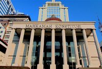 Para pemohon mempersoalkan kebijakan pembentukan koperasi melalui instruksi pemerintah serta penggunaan Dana Desa untuk mendukung program pemerintah pusat.