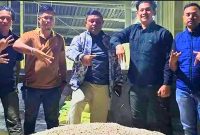 Bahan yang diduga digunakan dalam proses produksi pupuk tersebut terdiri dari campuran kapur, pewarna makanan, dan garam. Produk itu kemudian dipasarkan dengan label pupuk NPK. (Dok.Kodam Siliwangi).