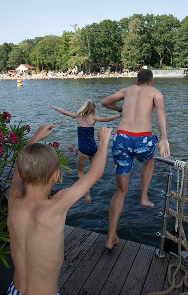 Kinder springen ins Wasser vom Hauptstadtfloß