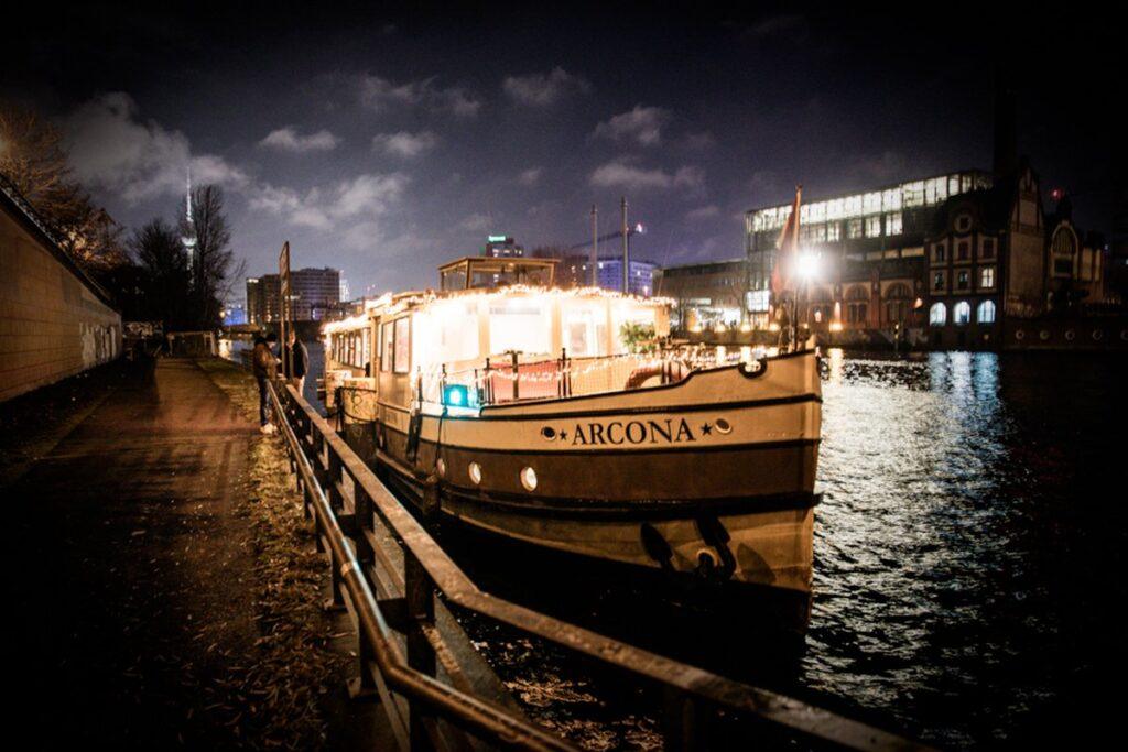 Eventschiff Arcona festgemacht am Steg bei Nacht