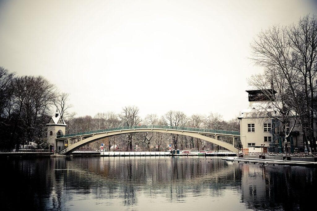 Verschneite Brücke zur Insel der Jugend im Winter