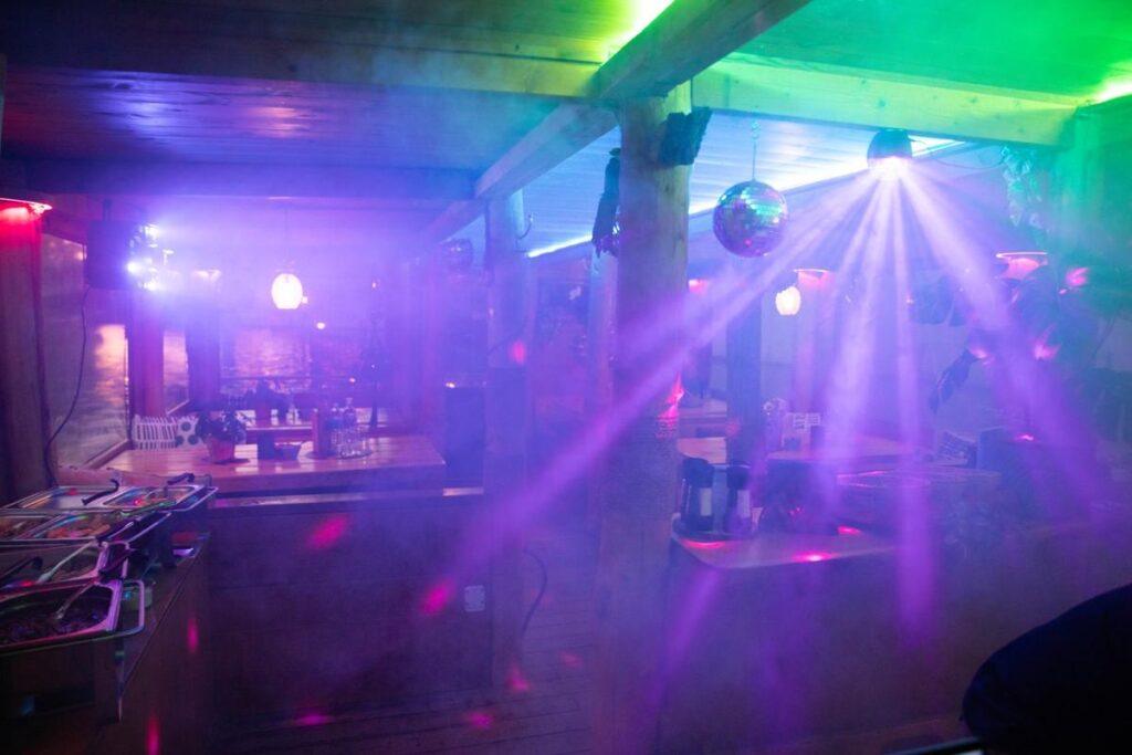 Partybeleuchtung und Lichteffekte von DJ Thorsten auf dem Hauptstadtfloß in Berlin.