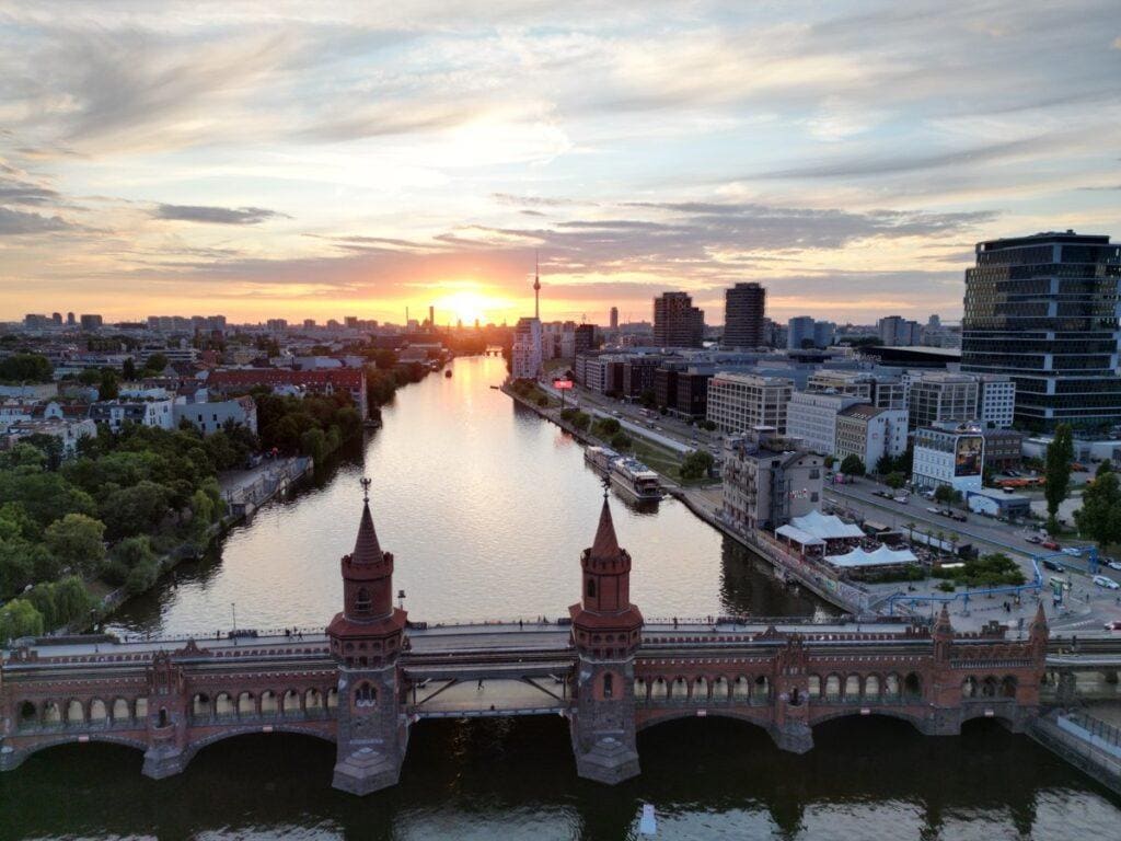 Drohnenaufnahme des Sonnenuntergangs über der Spree