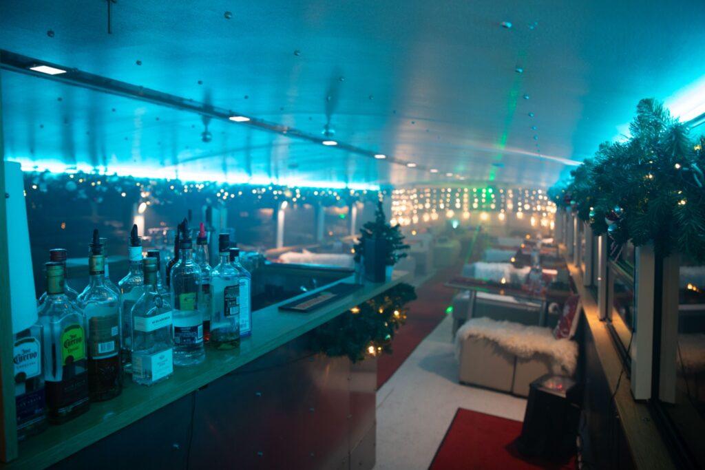 Eventschiff Arcona dekoriert für eine bevorstehende Party mit DJ Thorsten