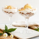 Rabarbara ís með hvítu súkkulaði og kexmulningi