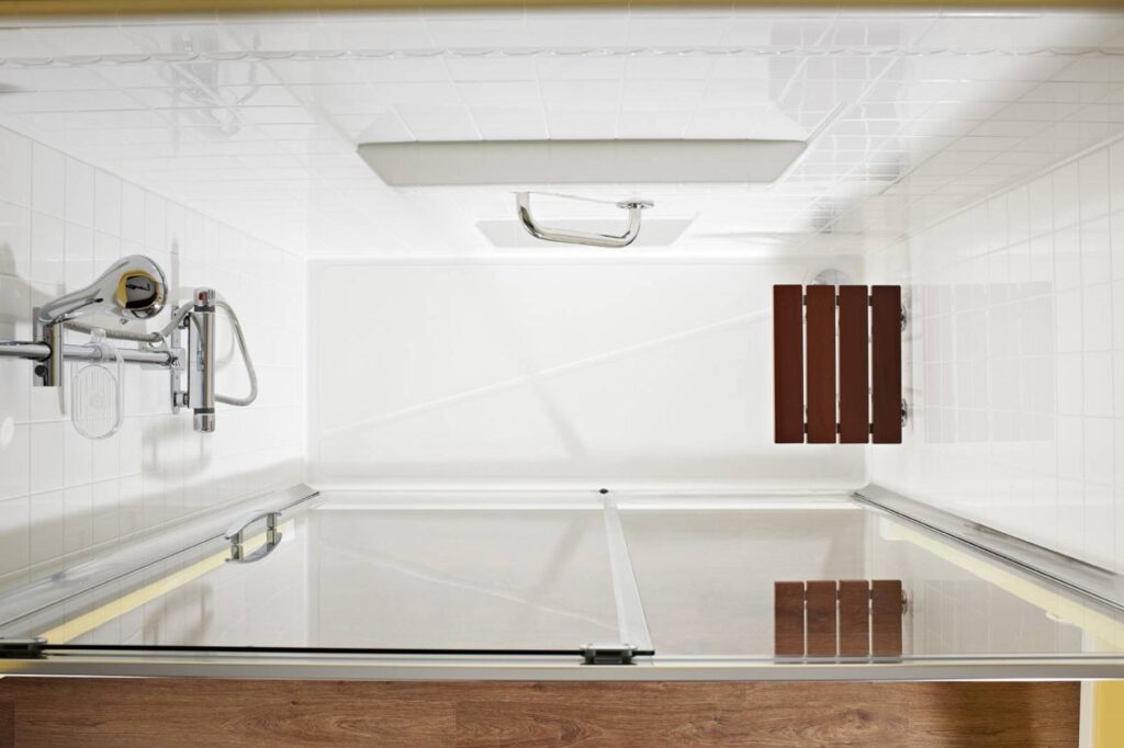 Remplacement baignoire par douche sénior sécurisée