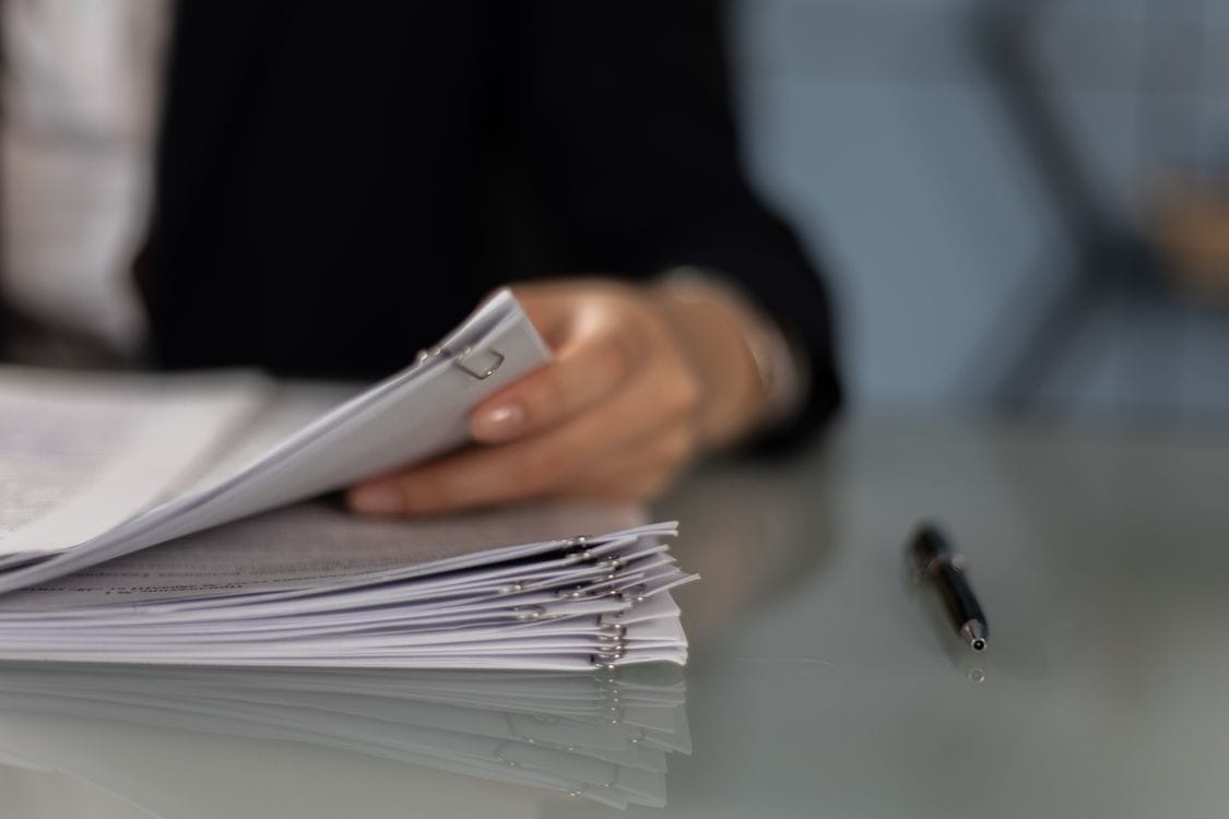 Prowadzenie rejestrów finansowych firmy w celu śledzenia dochodów i wydatków