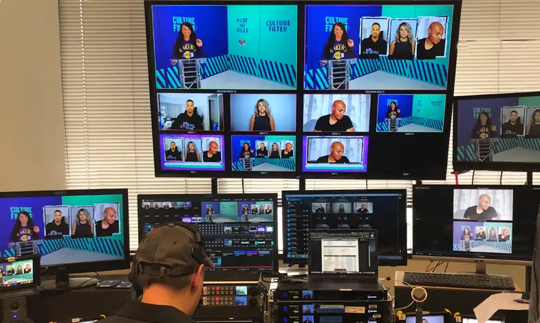 Reżyserka transmisji live – profesjonalna realizacja wideo na żywo, operator przy konsolecie podczas produkcji eventowej