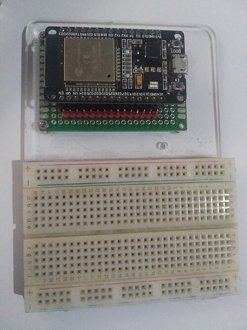 Placa de desarrollo ESP32 WROOM-32 — el microcontrolador de bajo coste en el que se basa RuView