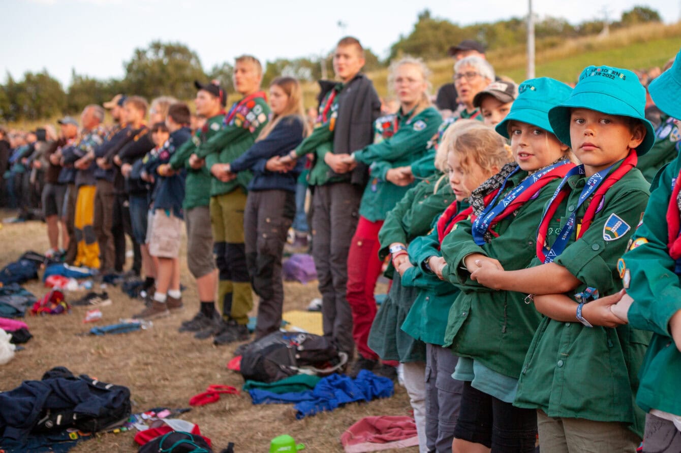 Til tonerne af "nu flyver mørkets fugle ud", blev der knyttet bånd blandt spejderne, ved afslutningslejrbålet på Spejdernes Lejr 2022. Foto: Anders Kongsted Foto: Anders@Kongsted.dk