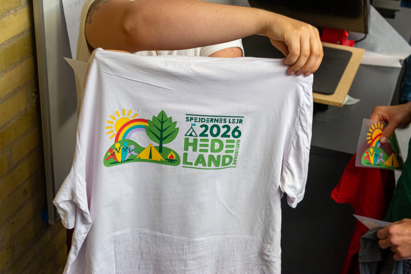 250 spejdere var samlet fra den 19.-21. september 2025 til 2. planlægningsweekend op til spejdernes lejr 2026. Deltagerne arbejdede på tværs af udvalg med milepælsplan og andre relevante emner til planlægning af lejren. Der var mulighed for at lave tryk på egne eller genbrugs- trøjer. Foto Katja Eriksen Foto: © Katja Eriksen