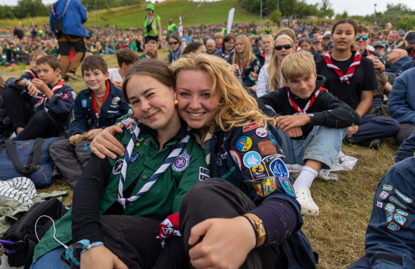 Venskaber skabes på tværs af uniformsfarver, når åbningslejrbålet på SL2022 byder spejder fra hele landet til at være sammen.                                    Foto: Gustav Holm Hedegaard