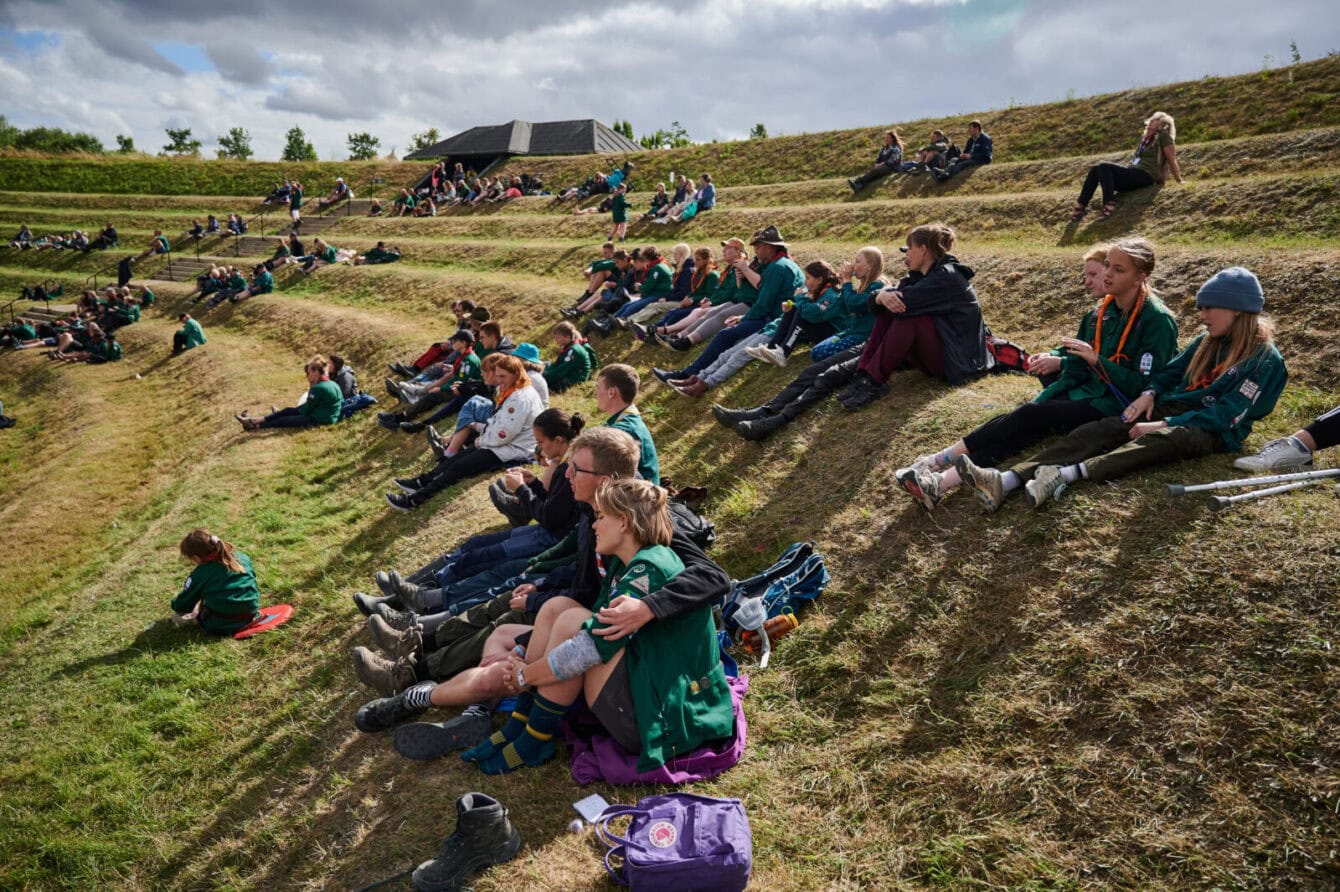 Eftermiddagssol og fællessang. foto. Maja Kongegaard Bramm / SPEJDERNE