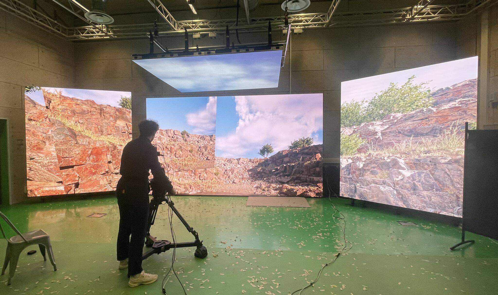Opérateur réglant le système de camera tracking Zeiss CinCraft Scenario devant le mur LED