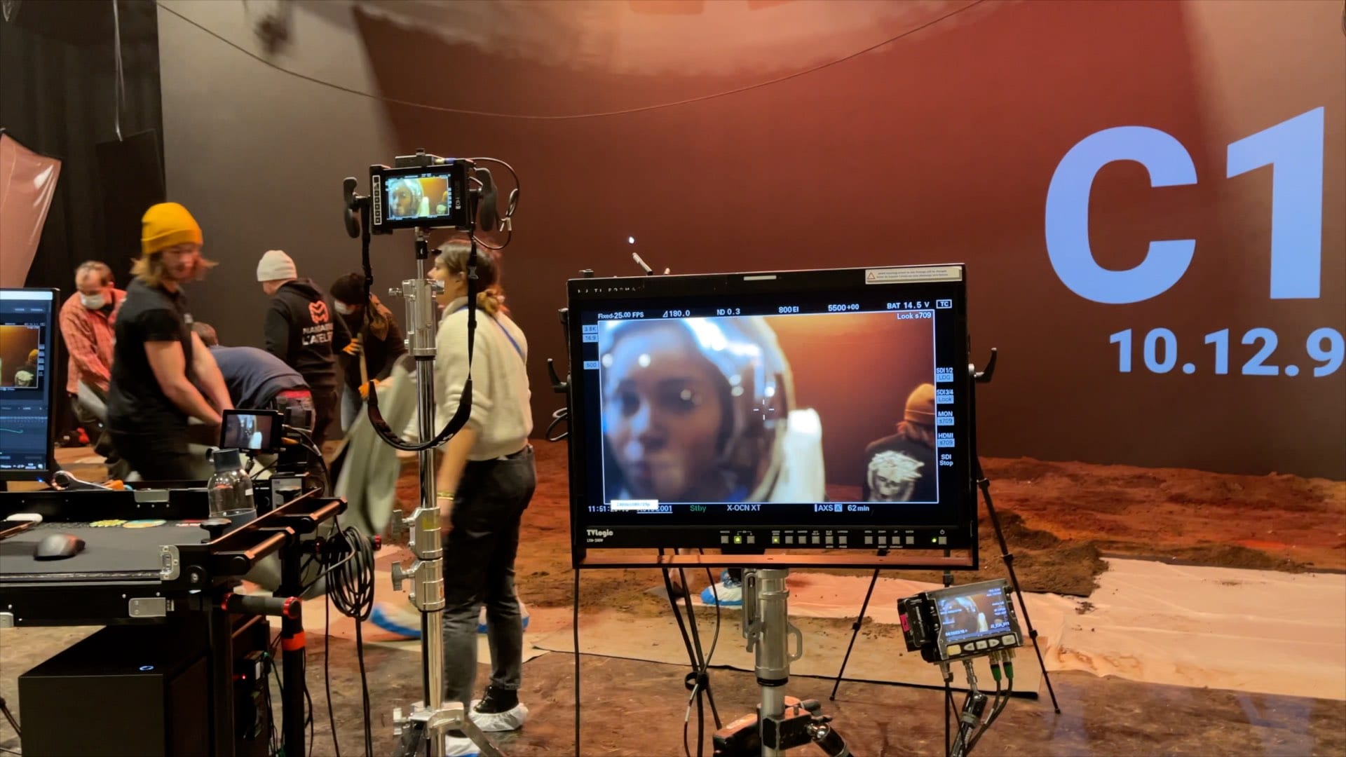 Étudiant en formation Virtual Production travaillant en conditions réelles sur le plateau LED de l'École Méliès