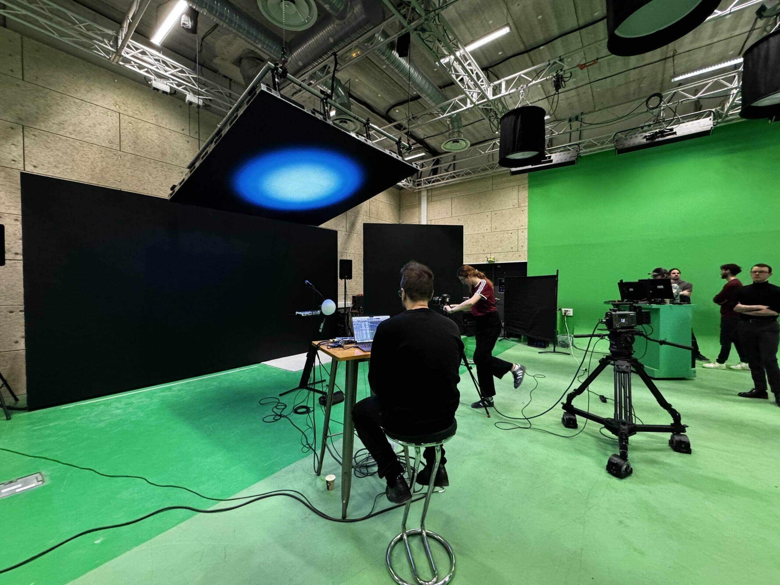 Plateau de tournage en production virtuelle avec mur LED de 120 m² à l'École Méliès d'Orly