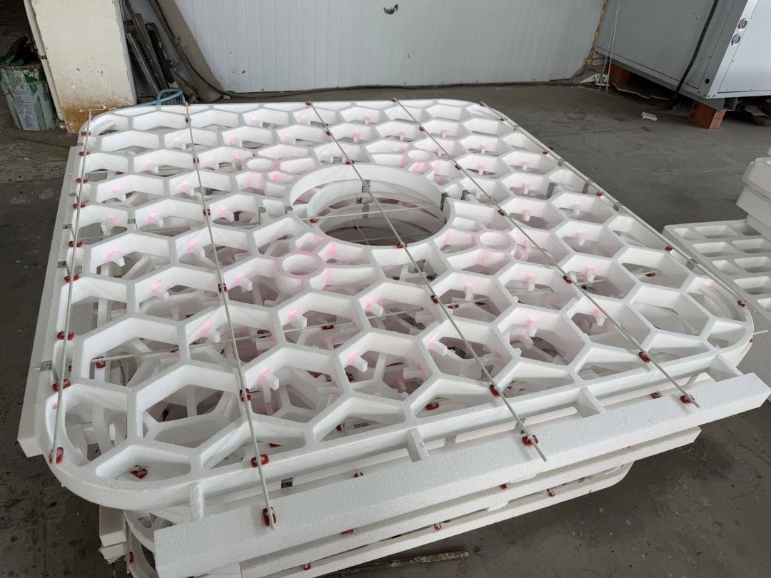 White honeycomb tray casting pattern with a central circular opening