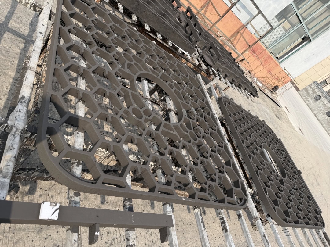Open-grid furnace castings with honeycomb sections arranged in the production workshop