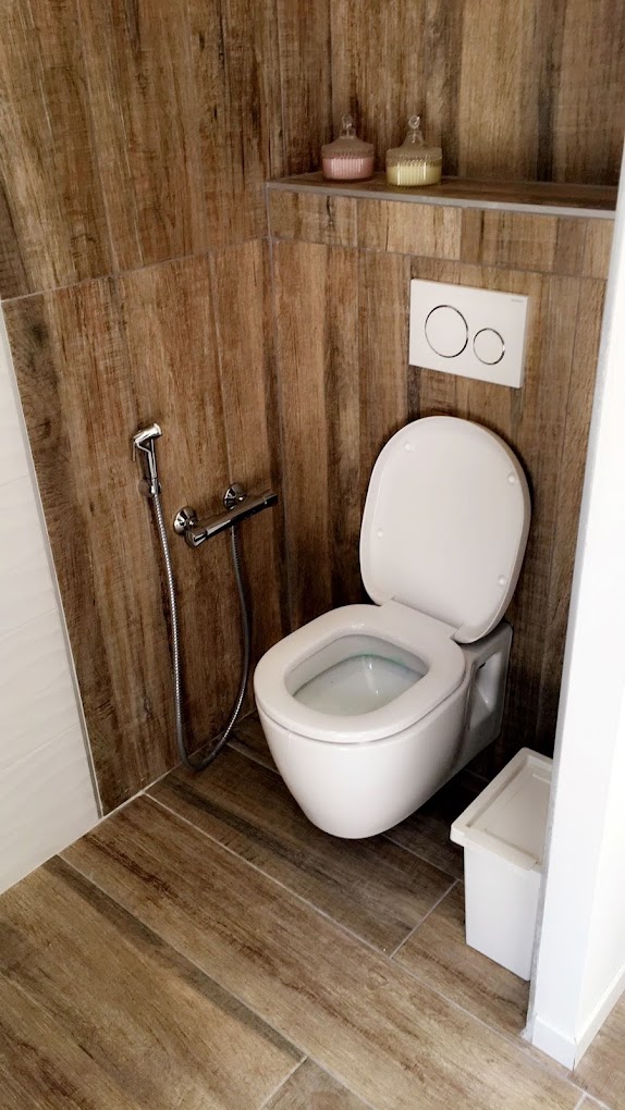 Pose d’un nouveau toilette blanc