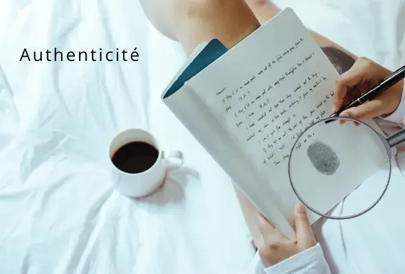 Stratégie d’authenticité et copywriting sur mesure | effluenceCom Rédaction stratégique et authenticité de marque - femme écrivant avec loupe sur empreinte digitale symbolisant l'ADN unique d'entreprise
