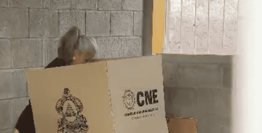 Honduras decide entre la incertidumbre y el cambio: unas elecciones marcadas por el empate técnico y la tensión política