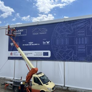 Druk i montaż banerów reklamowych z podnośnika koszowego