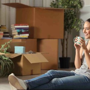 Joven inquilino revisando la factura de luz con consejos para ahorrar aunque no sea el titular