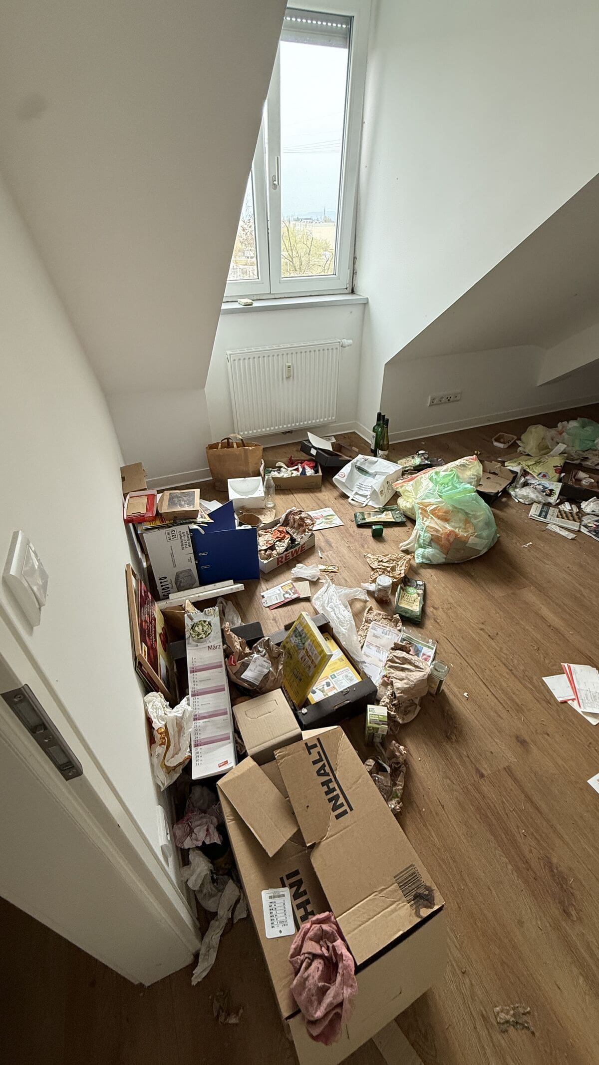Demontage und Entsorgung in der Praxis: Wohnzimmer einer Wohnung in Weimar während der Räumung