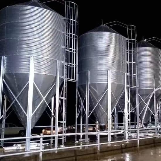 Silo de pienso que alimenta la línea