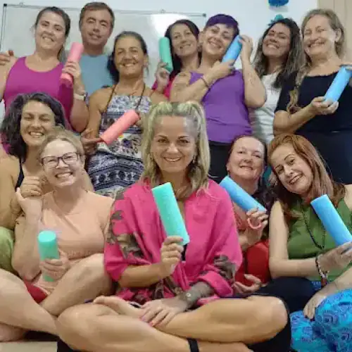 A prática de meditar em 5 minutos por dia desenvolve presença consciente aplicada, permitindo mais clareza mental e decisões menos impulsivas ao longo da rotina. Ao direcionar a atenção para o corpo e a respiração de forma estruturada, essa meditação curta ajuda a estabilizar emoções e reduzir o ruído interno. Com consistência, o praticante passa a responder às situações com mais discernimento, foco e equilíbrio emocional, sem precisar se afastar da dinâmica cotidiana.