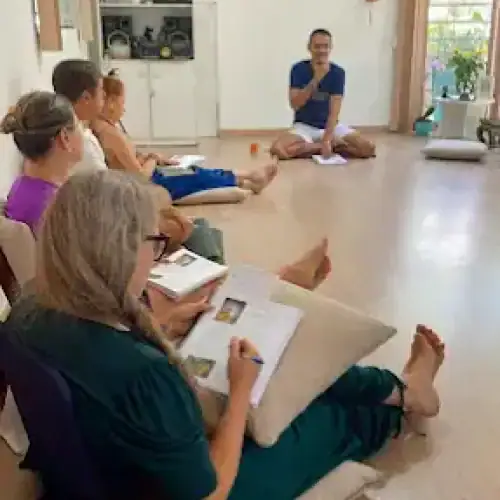 A prática de meditar em 5 minutos por dia ensina autorregulação emocional, permitindo lidar com ansiedade e tensão de forma consciente e funcional. Ao direcionar a atenção para elementos simples como respiração e sensação corporal, essa meditação curta cria espaço interno antes da reação automática. Com o tempo, isso gera mais clareza mental, menor desgaste emocional e uma relação mais saudável com desafios diários, sem necessidade de longos períodos de prática.