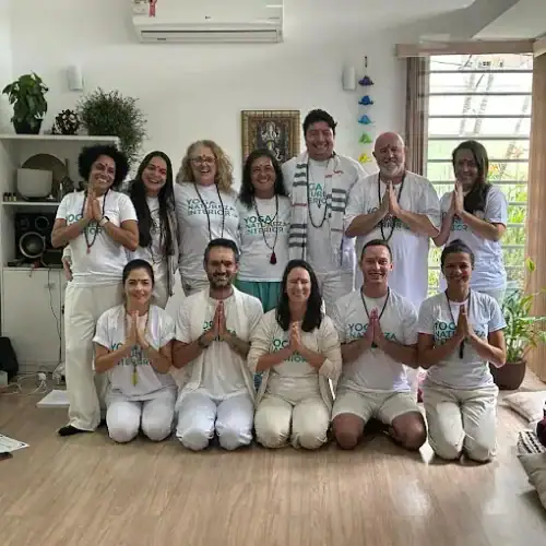 Meditar em 5 minutos por dia transforma a relação com o tempo, mostrando que a qualidade da atenção é mais importante do que a duração da prática. Esse método simples elimina a complexidade associada à meditação tradicional e ensina como acessar presença e estabilidade emocional mesmo em dias agitados. Ao integrar essa prática curta à rotina, você reduz o estresse acumulado, melhora a consciência emocional e constrói um hábito sustentável de autocuidado mental.