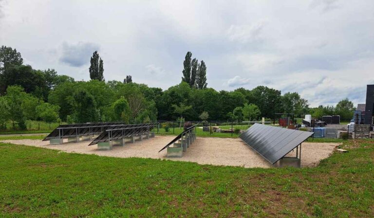 Installation de panneaux solaires vue de côté à Arbois, dans le Doubs (39).