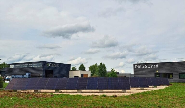 Installation de panneaux photovoltaïques au Pôle de Santé à Arbois, dans le Doubs (39).