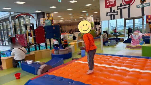 有明ガーデン ボーネルンド キドキドのアクティブオーシャンエリア。エアトラックや大型遊具で遊ぶ子供たち