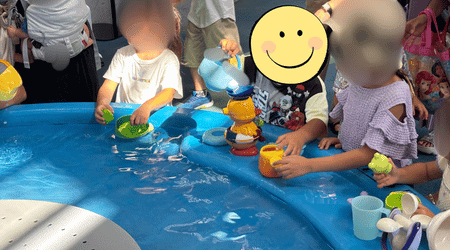 東京都水の科学館1階「アクア・パーク」で、じょうろやアヒルのおもちゃを使って水遊びに夢中になる子供の様子