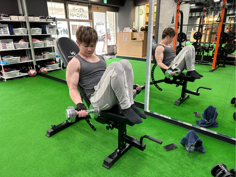筋トレをする男性