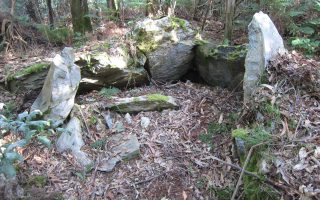 O Chan da Embarrada
Antes da historia escrita... xa estaban eles aquí.
Hai máis de cinco mil anos, alguén levantou este dolmen pedra a pedra. Hoxe continúa gardando os seus misterios, convertido nun dos monumentos megalíticos máis valiosos de Galicia e nunha xanela aberta ao noso pasado máis remoto.