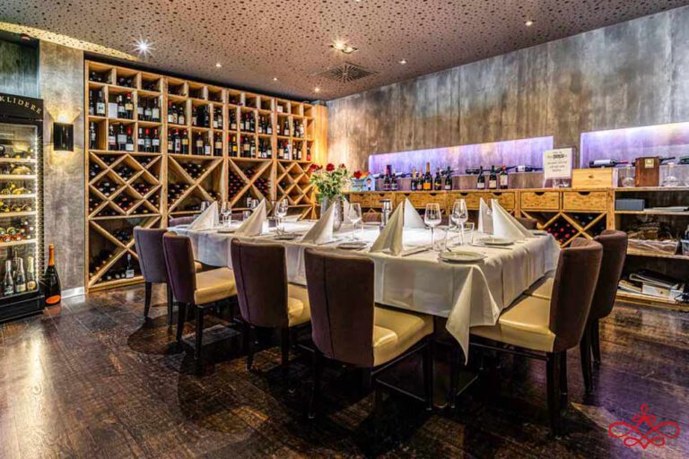Moderner Meetingraum im Restaurant Finest Lezzet Düsseldorf für Businessmeetings, private Feiern und Events mit mediterranem Catering. Raum für bist zu 16 Personen