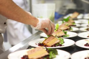 Catering-Service vom Restaurant Finest Lezzet in Düsseldorf mit mediterranen Spezialitäten für Events, Hochzeiten, Businessmeetings und private Feiern, inklusive Live-Cooking und Brunch-Angeboten.