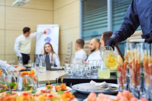 Catering-Service vom Restaurant Finest Lezzet in Düsseldorf mit mediterranen Spezialitäten für Events, Hochzeiten, Businessmeetings und private Feiern, inklusive Live-Cooking und Brunch-Angeboten.